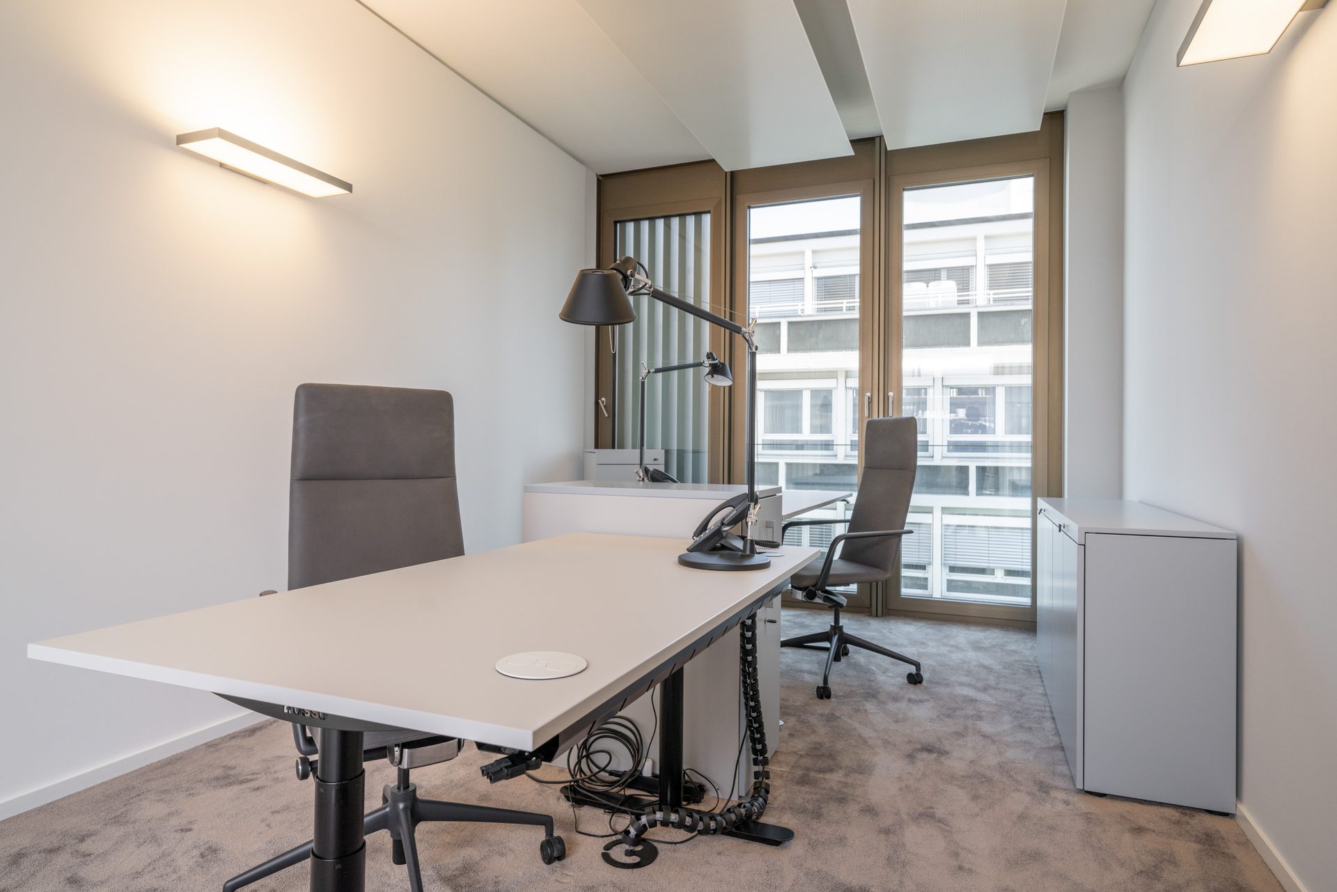Office mit drei Stühlen am runden Tisch