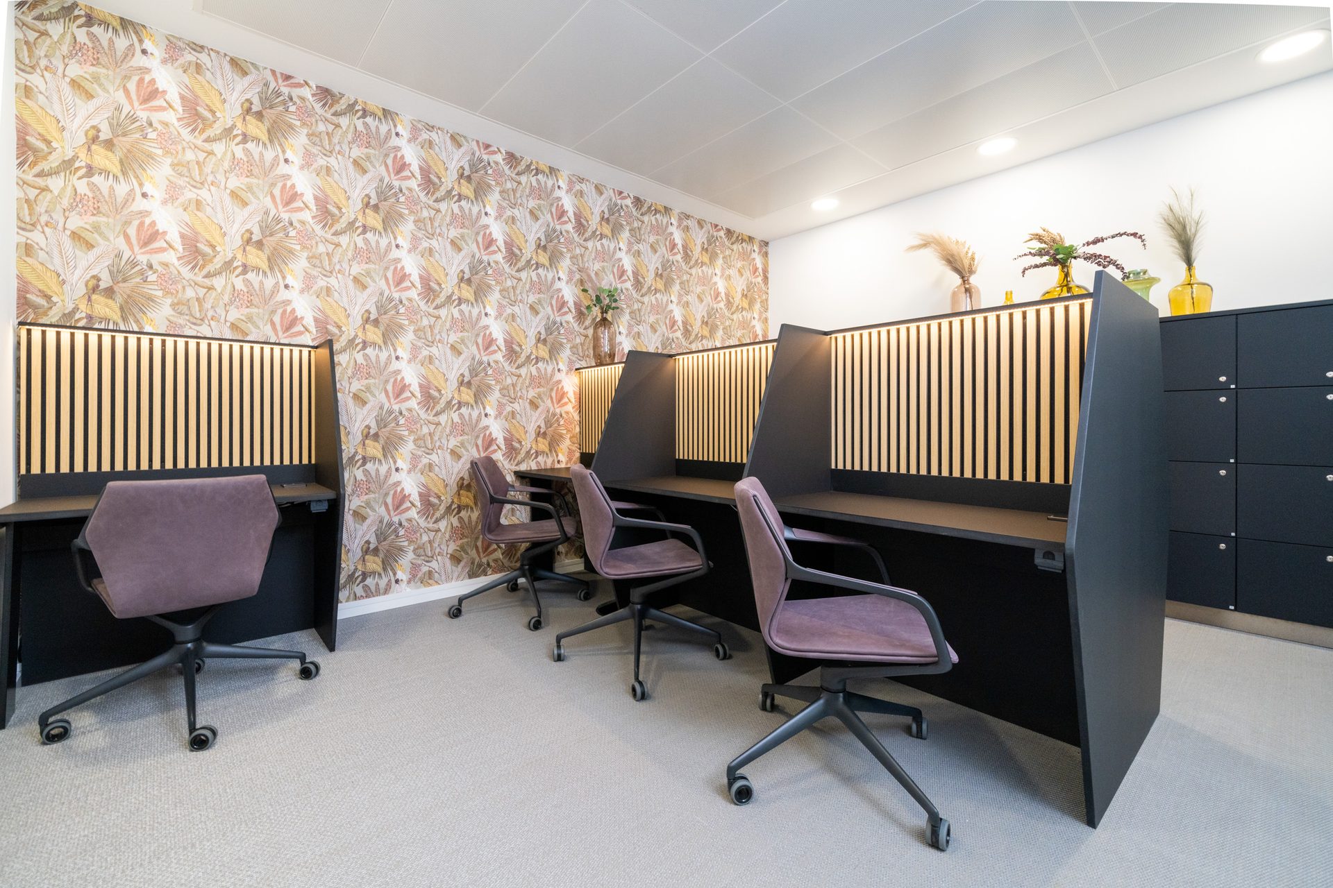 Workspaces mit farbiger Wandgestaltung